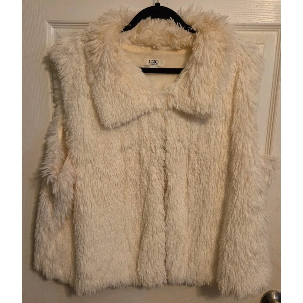 Cato brand vest features a shaggy cream-colored faux fur design 22/24W